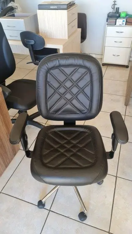 Cadeira Diretor Matelassê Base Cromada